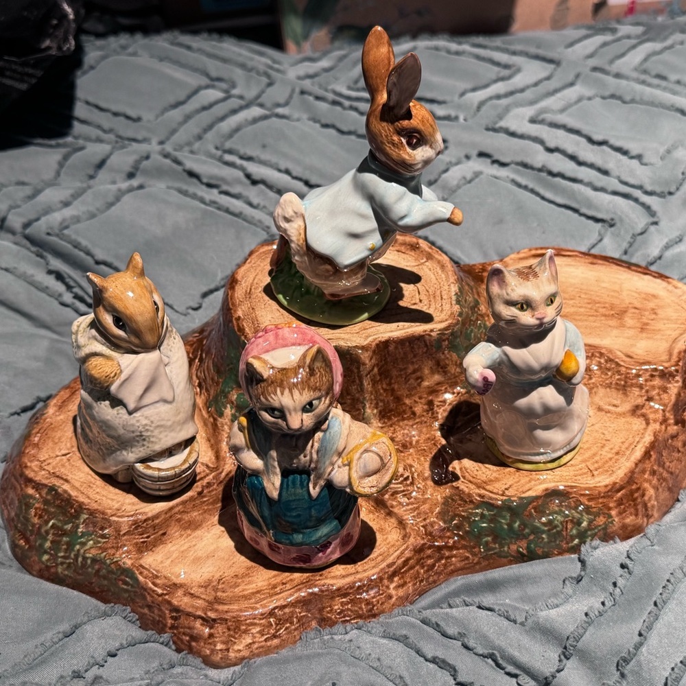 Vintage Beswick Peter Rabbit Royal Doulton figurines & stump display collection